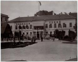 cca 1900 Császárfürdő épülete, Tausig Siegfried pecsétjével jelzett fotó, felületén törésnyomok, szélén kisebb szakadások, 21,5×26,5 cm