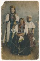 Bánffyhunyad, Huedin; Nagyanya unokáival / folklore, grandmother with her grandchildren (b)