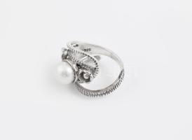 Ezüst(Ag) gyűrű tenyésztett gyönggyel, jelzett, méret: 57, bruttó: 11,1 g