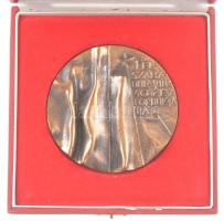 1985. Felszabadulásunk 40. évfordulójára egyoldalas, öntött bronz emlékérem tokban. Szign.: SZP? (98mm) T:1