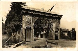 1943 Kolozsvár, Cluj; Székelykapu a m. kir. gazdasági akadémia udvarán. Fenesi út 56-58. / Transylvanian wooden carved gate (fl)