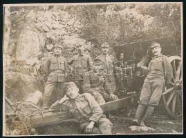cca 1916 I. világháború, olasz front tüzérek csoportképe, fotó, jelzés nélkül, hátoldalán ragasztás nyomaival, 8x11 cm
