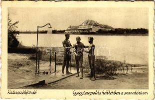 1939 Kakasszékfürdő (Orosháza), gyógyiszapolás, háttérben a szanatórium (EK)