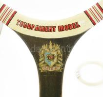 Régi teniszütő húrok nélkül, mellé új húr