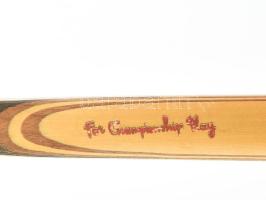 Régi teniszütő húrok nélkül, mellé új húr