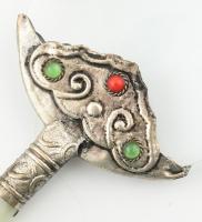 Keleti nagyító.
Elegáns csiszolt jáde fogójú nagyító, 6db kétszínü cabochon kövekkel díszített fém ...