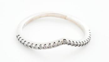 Ezüst(Ag) gyűrű apró kövekkel, Pandora jelzéssel, kőhiánnyal, méret: 56, bruttó: 1,4 g