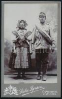 cca 1915 I. világháborús katona teljes menetfelszerelésben feleségével, vintage keményhátú fotó Siska Ignácz (Csáktornya, Alsó-Lendva) műterméből, 10,5x6,5 cm