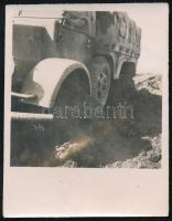 cca 1942 II. világháború, Botond harcijármű a sárban, vintage fotó, jelzés nélkül, 7x5,5 cm