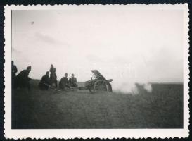 cca 1938 Hajmáskér, tüzérek gyakorlata ágyúval, vintage fotó, jelzés nélkül, 6,5x9 cm