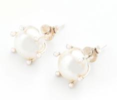 Ezüst(Ag) fülbevalópár tenyésztett gyönggyel, jelzett, egyik gyöngyön kis karcolás, d: 1 cm, bruttó: 1,24 g