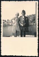 cca 1938 Számos kitüntetéssel dekorált férfi díszmagyar egyenruhában feleségével, hátoldalán datált vintage fotó, jelzés nélkül, 8,5x6 cm