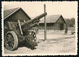 cca 1938 Horthy katona ágyúval, háttérben a hajmáskéri tüzérlaktanya barakkjai, hátoldalán pecséttel jelzett (Somogyi Foto, Hajmáskér) vintage fotó, jelzés nélkül, 8,5x6 cm