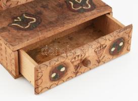 Faragott fa fiókos szekrényke 19x26 cm Szétszedhető