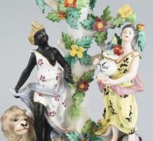 Rokokó jelenetet ábrázoló porcelán szobor. Kézzel festett, jelzett, sérült (fa két ága letört), m: 2...