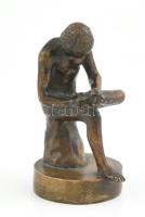Jelzés nélkül: Tüskeszedő, bronz figura / szobor, m: 11 cm