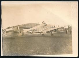 cca 1940 Vitéz Háry László (1890-1953) repülő vezérőrnagy, az önálló magyar légierő első parancsnokának HA-XBG FW-58 Weihe (magán?) repülőgépe, vintage fotó, jelzés nélkül, 6x7,5 cm