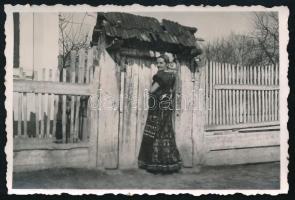 1941 Szászfenes, Erdély, Kolozs-megye, lány magyar népviseletben az utcán, hátoldalán feliratozott vintage fotó, 5,5x8,5 cm