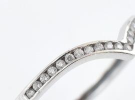 14K fehérarany (Au) gyűrű apró kövekkel. Jelzett, m: 56, bruttó: 1,1 g