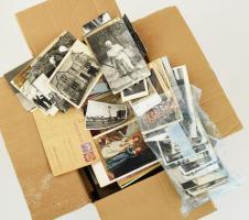 Közepes doboznyi vegyes papírrégiség, benne kb. 180 db régi fotó, sok képeslap, nyomtatványok, kiállítási prospektus, térképek, kártyanaptárak, stb.