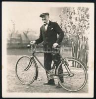 cca 1930-1940 Férfi Csepel túrakerékpárral, Bosch lámpafejjel és Bosch Rotodyn dinamóval, fotó, 5×5 cm