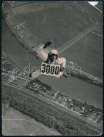 1971 Szolnok, Hüse Károly a katonai ejtőernyőzés ikonikus alakja, 3000. ugrás, fotó, sérülésekkel, 12×9 cm