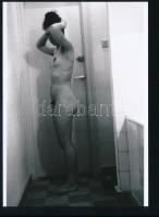 cca 1970 Meztelen nő fürdőszobában, modern nagyítás eredeti negatívról, 18×12,5 cm