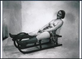 cca 1940-1950 Félmeztelen nő harisnyában, modern nagyítás eredeti negatívról, 18×12,5 cm