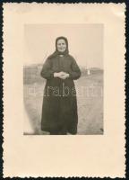 1941 Vámfalu, Erdély, Szatmár megye, fejkendős hölgy népviseletben, hátoldalán feliratozott vintage fotó, jobb felső sarkában apró törésnyommal, 8x6 cm