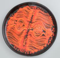 Hungária iparművész kerámia fali dísztál, vörös mintás fekete mázzal. Hátoldalán etikettel jelzett (I. oszt.), minimális lepattanással / kopással, d: 29,5 cm