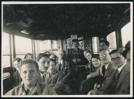 1932 HÉV belső vagonfelvétel kalauzzal és utasokkal, háttérben Nyári lakások reklámmal, az 1962-ben megszűnt törökbálinti vonalon Kamaraerdő megállónál, hátoldalán feliratozott vintage fotó, 8x11 cm