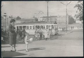 cca 1960 Budapesti villamos a budai oldalon (18-as villamos?), a Szabadság-híd közelében, háttérben a Belgrád rakpart és a Fővám tér, fotó, jelzés nélkül, 6,5x9,5 cm