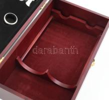 Exkluzív bortartó doboz két palack részére, a fedélben bornyitó készlettel 37x22 cm