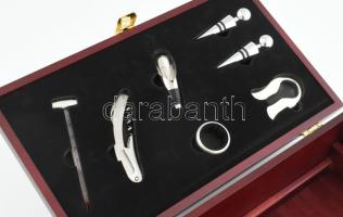 Exkluzív bortartó doboz két palack részére, a fedélben bornyitó készlettel 37x22 cm