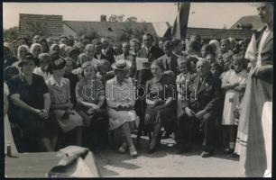 cca 1941 Értarcsa, Erdély, Bihar megye, zászlószentelési ünnepség, hátoldalon feliratozott és Turul Fotóriport Vállalat és Képügynökség, Bp. pecsétjével jelzett fotó, 8×13,5 cm