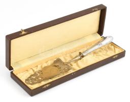 Ezüstözött nyelű tortalapát, jelzett, dobozban, h: 30 cm