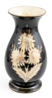 Régi fekete arany virágmintás fajansz váza, jelzés nélkül, kopásokkal, m: 26,5 cm