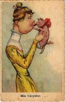 1941 Más hiányában... Kis malaccal puszilkodó hölgy, humor / Humour, lady kissing a pig. Cecami 516. (EB)