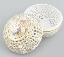 Herendi áttört bonbonniere eperfogóval. Kézzel festett aranyozott porcelán. Jelzett. kopásnyomokkal....