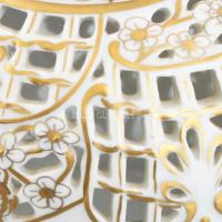 Herendi áttört bonbonniere eperfogóval. Kézzel festett aranyozott porcelán. Jelzett. kopásnyomokkal....