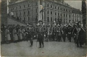 1916 Budapest, IV. Károly király koronázása, képviselőház és főrendiház felvonulása. Erdélyi udvari fényképész felvétele, Vasúti levelezőlapárusítás (Rb)