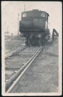 1928 Kiskőrös, mozdony fotója, fotó, felületén törésnyomok, 6,5×4 cm