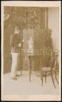 cca 1910 Kutya asztalon, keményhátú fotó, foltos, 16×9,5 cm