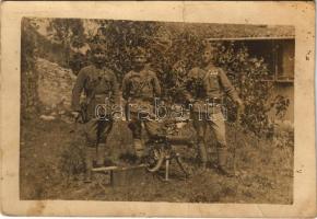 Osztrák-magyar katonák gépfegyverrel / WWI K.u.k. Hungarian military, soldiers with machine gun. photo (vágott / cut)