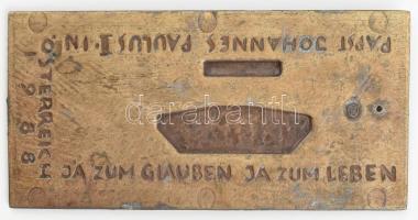 Erwin Huber (1929-2006): II. János Pál pápa emlék relief, Ausztria, 1988. Réz, jelzett, 16,5x7 cm