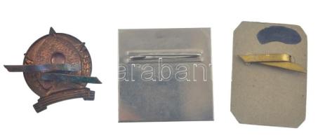 ~1950. "Rendőrség" részben zománcozott fém sapkajelvény (zománchiba) + Vörös csillagos fes...