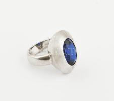 Ezüst(Ag) gyűrű kék kővel, jelzett, méret: 54, bruttó: 11 g