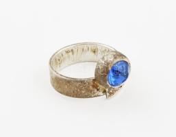 Ezüst(Ag) gyűrű kék kővel, jelzett, méret: 55, bruttó: 6,9 g