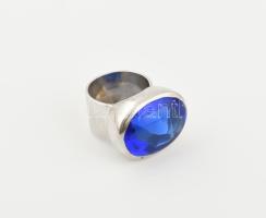 Ezüst(Ag) gyűrű kék kővel, jelzett, méret: 55, bruttó: 22,9 g
