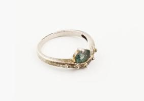 Ezüst(Ag) gyűrű zöld kővel, jelzett, méret: 55, bruttó: 2,9 g